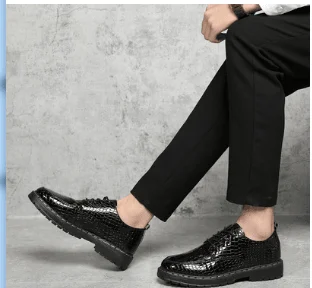 Crocodile pattern black